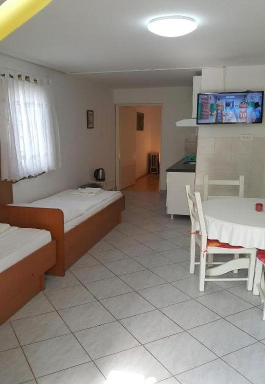 Apartments Dobri - 500M From Beach Нин Экстерьер фото